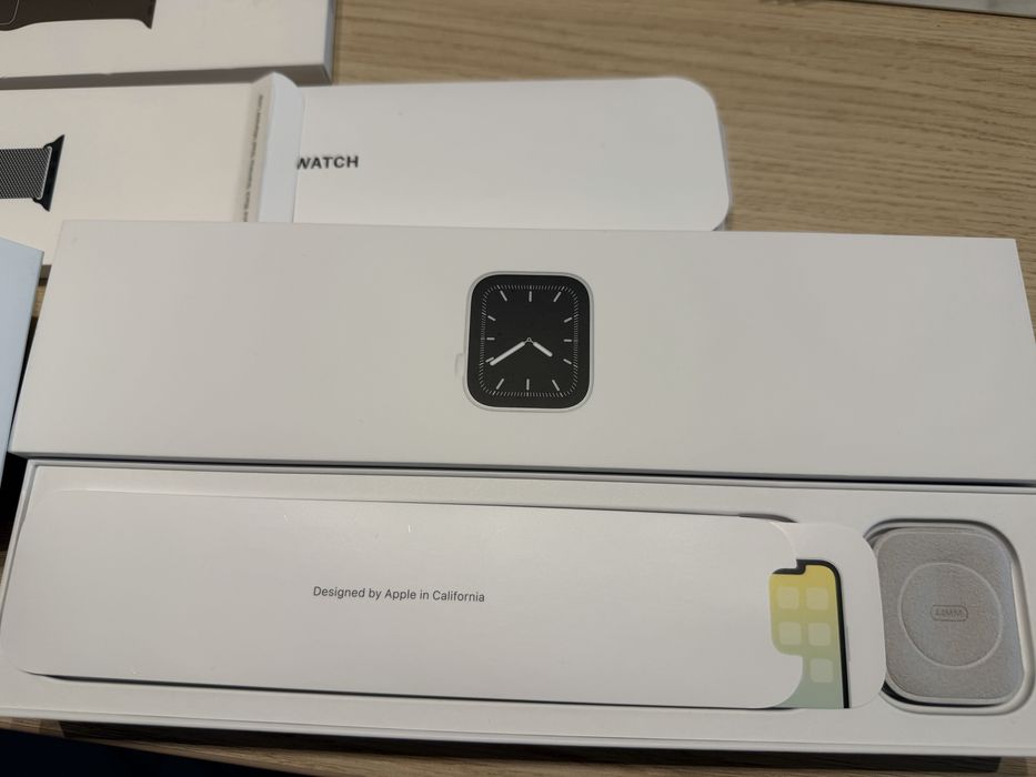 Apple watch Series 5 silver 44mm with milanese loop