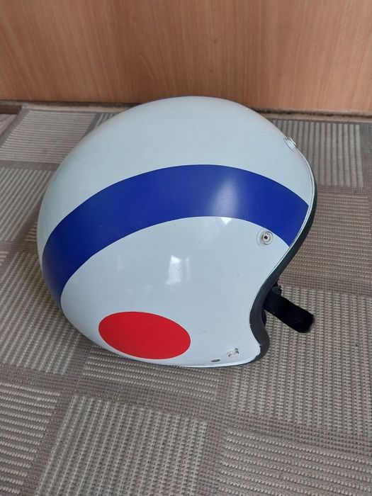 Шлем с металлической застёжкой