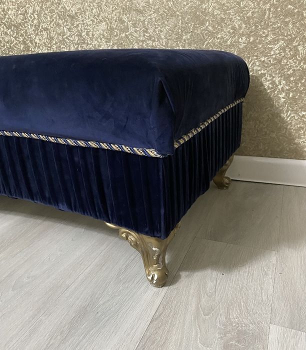 Диван с пуфиком.