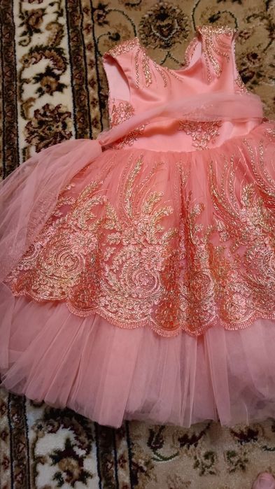 Продам платья на девочек 5 лет