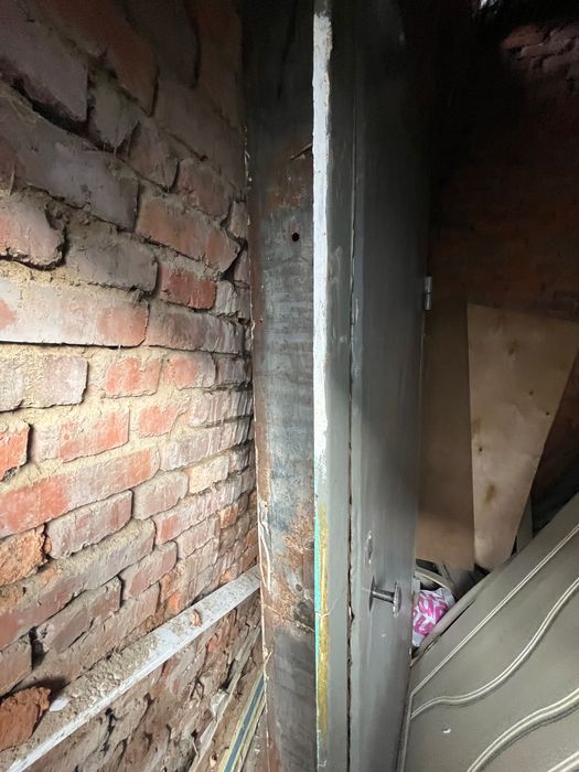 Продам б/у железную дверь