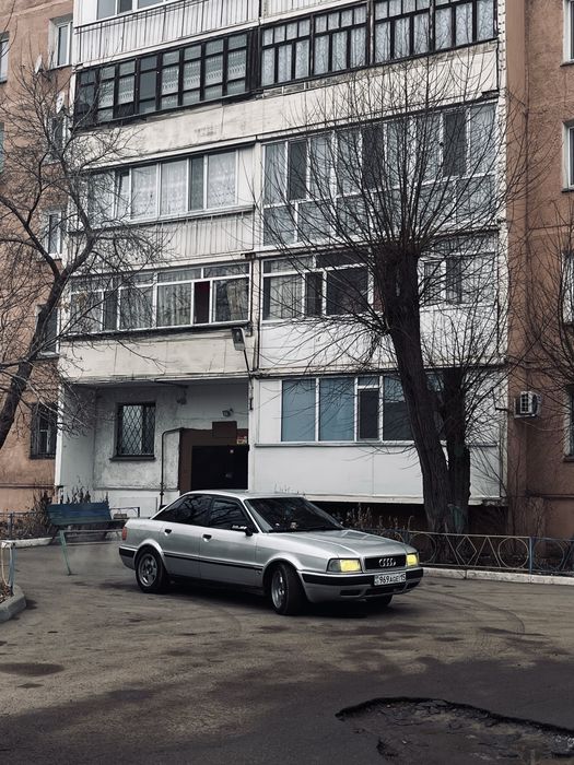 Машина ауди 80 б4