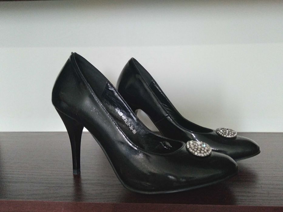 Срочно продам женские туфли.