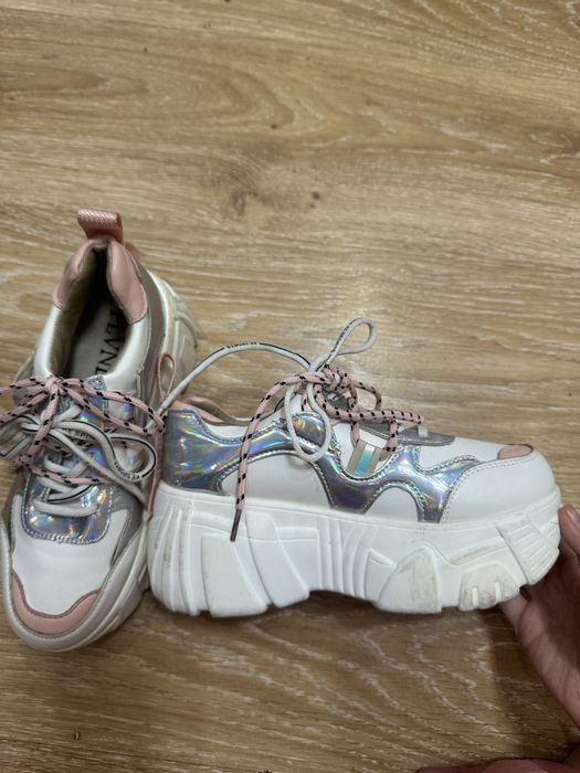 Продам кроссовки на платформе