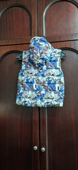 Продам безрукавки весенние3-5 лет