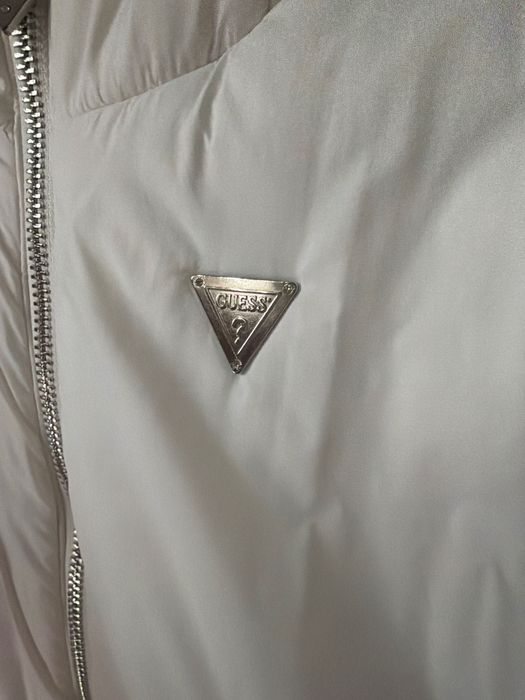 Продавам зимно яке на марката Guess