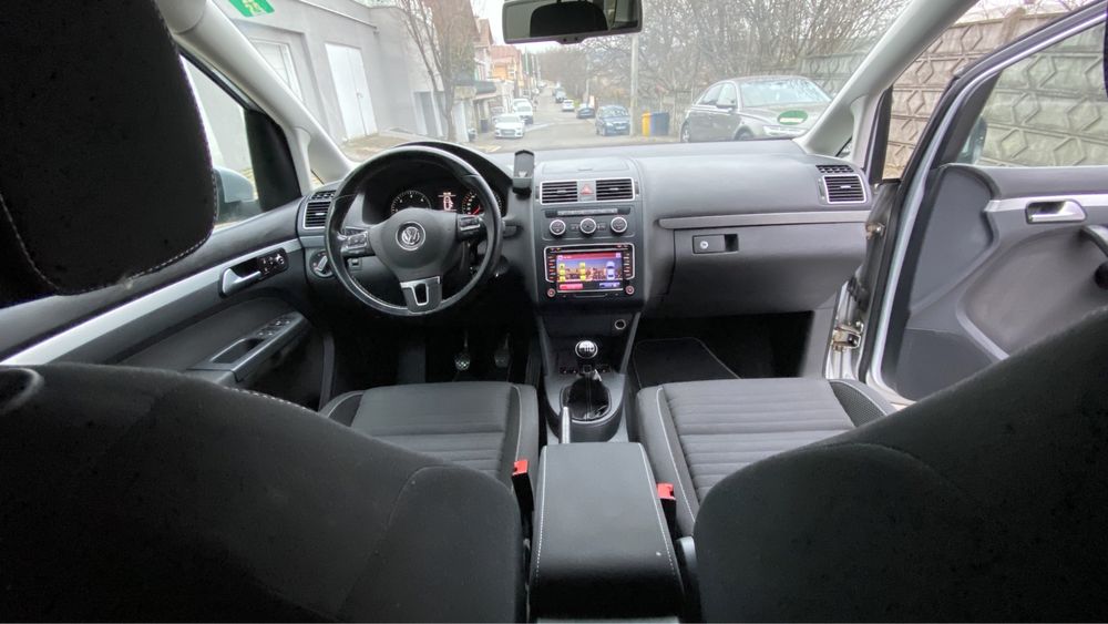 Vand VW Touran 06.2015 2.0tdi 140cp Model CUP bixenon navi inc scaune
