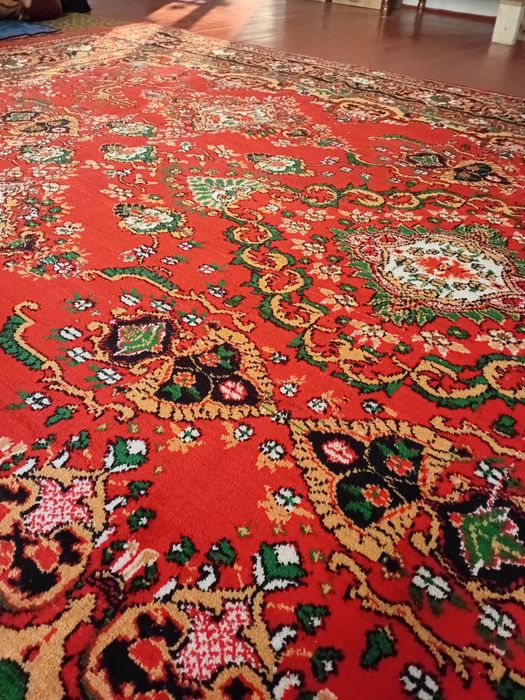 Qizil chiroyli gilam sotiladi