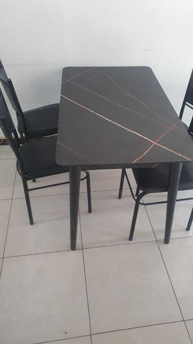 продаётся стол и стулья .  для кафе гостиной . качественный