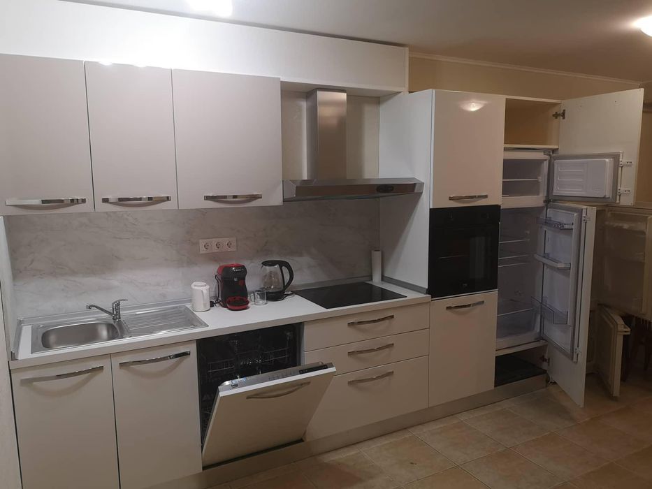 Дава се под наем Двустаен апартамент в Бургас, Център - 85 кв.м за 459 € - Снимка #1