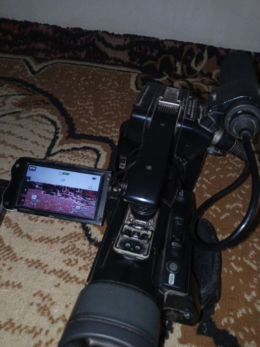 Camera sotiladi 2ta batteryka 1 ta zaryatchik xotira 96gb.Mikrafonibor