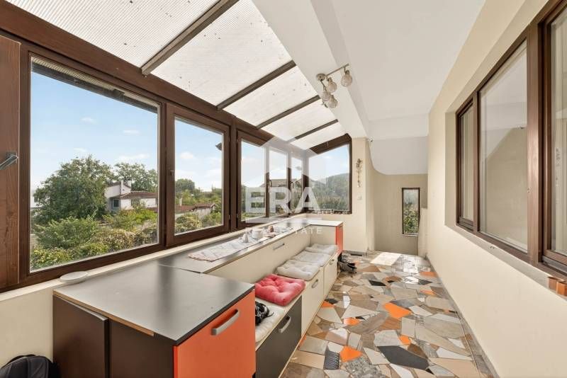 Триетажна, ексклузивна, напълно обзаведена къща за продажба, с простор