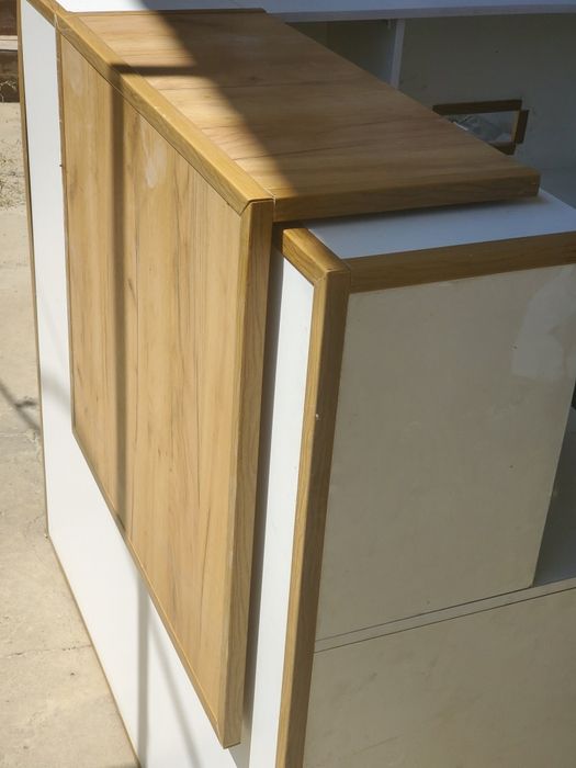 Продажа стола касса ресепшн для магазина бутика.