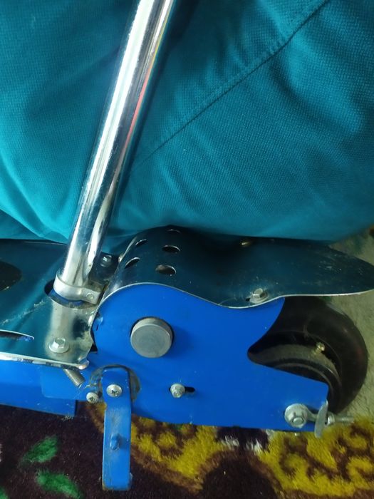 Детский электросамокат с сиденьем.