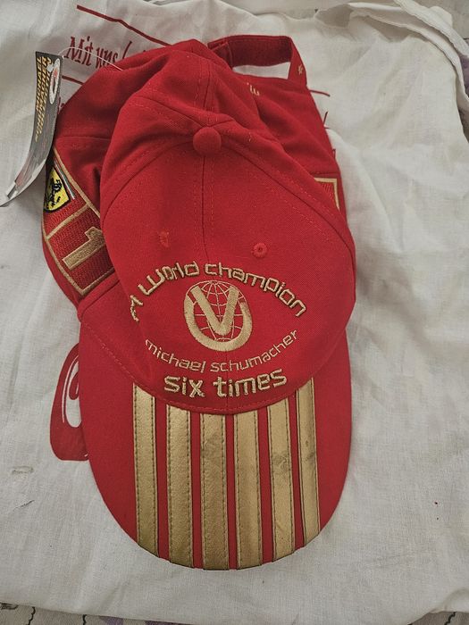 Șapci noii  cu eticheta de colecție