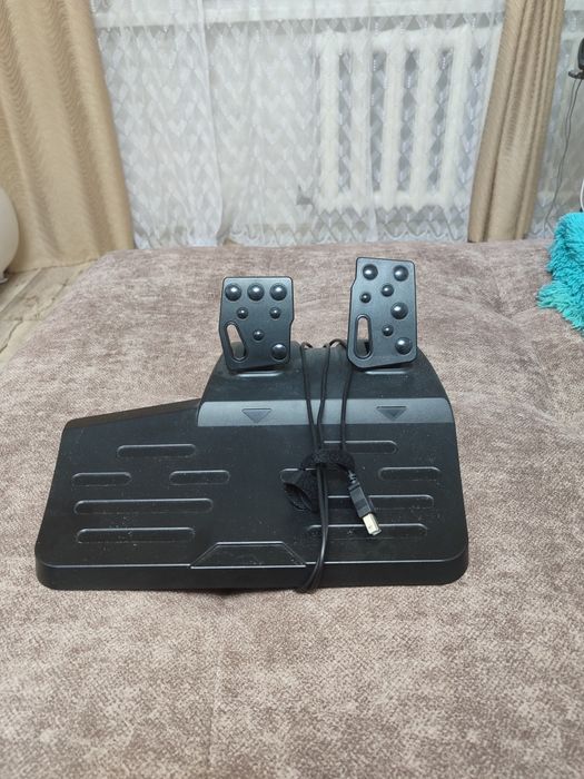 Продам игровой руль для компьютера .