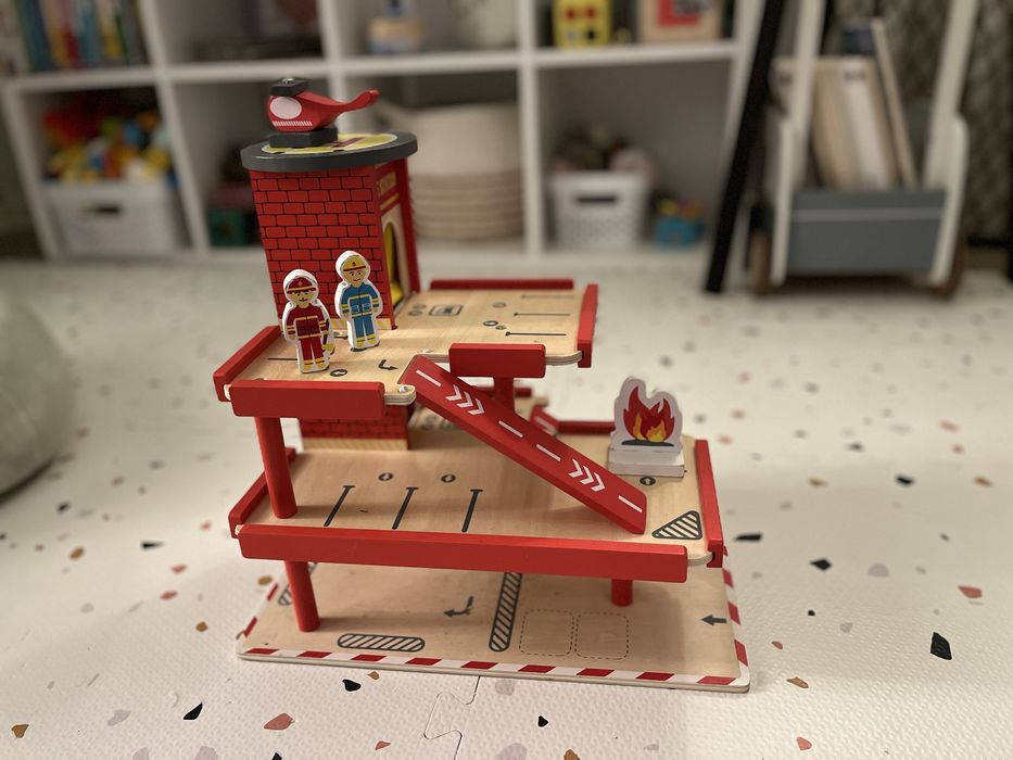 Statie de pompieri din lemn