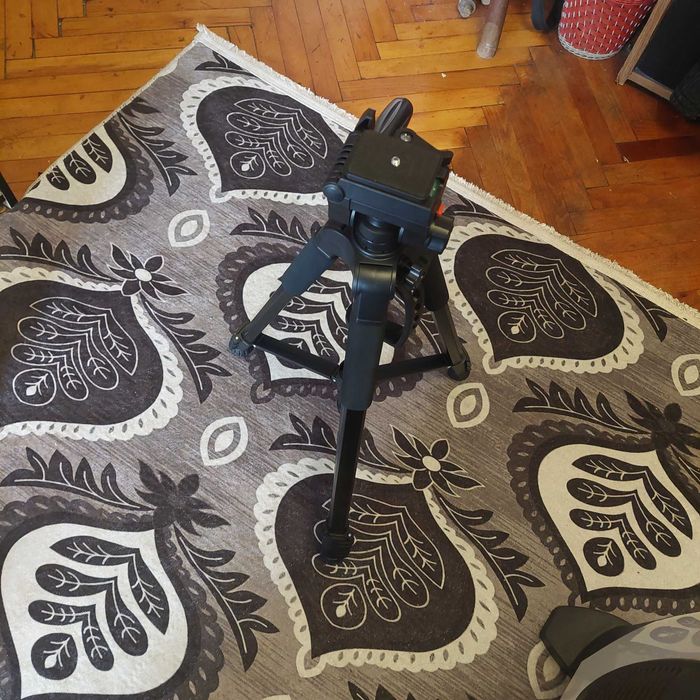 Статив / трипод – 140 см, почти нов, с чанта и стойка за телефон