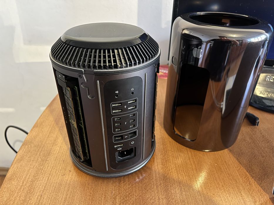 Работна станция Mac Pro Late 2013 с 8-ядрен Intel Xeon, 64GB, 4GB VRAM