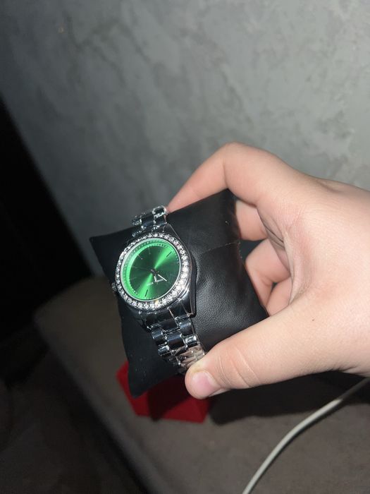 Элегантные часы с ярким зелёным циферблатом