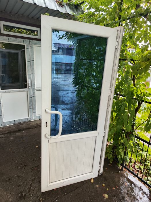 Продам пластиковую дверь