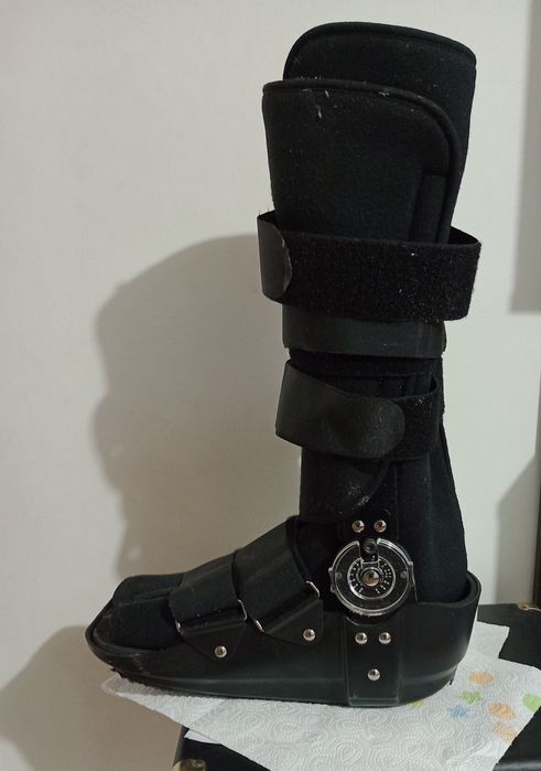 orteză de mers (cizmă ortopedică) articulată.