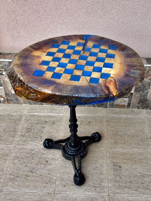 Шах маса от масив с епоксидна смола и големи фигури