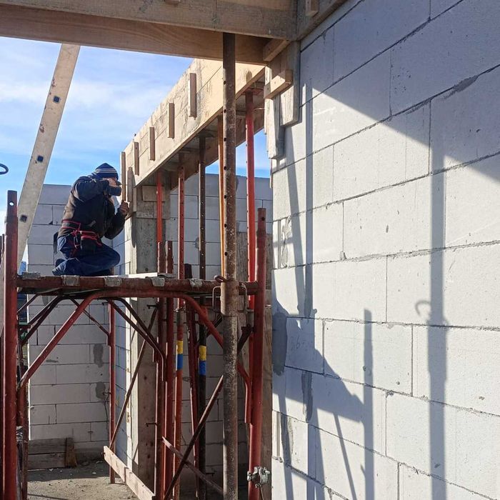 Firmă de construcții specializată pe structuri | Dulgheri și zidari calificați | Case la roșu, fundații, zidărie, trotuare, garduri etc