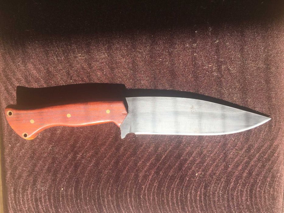 Cutit confectionat manual din otel carbon.