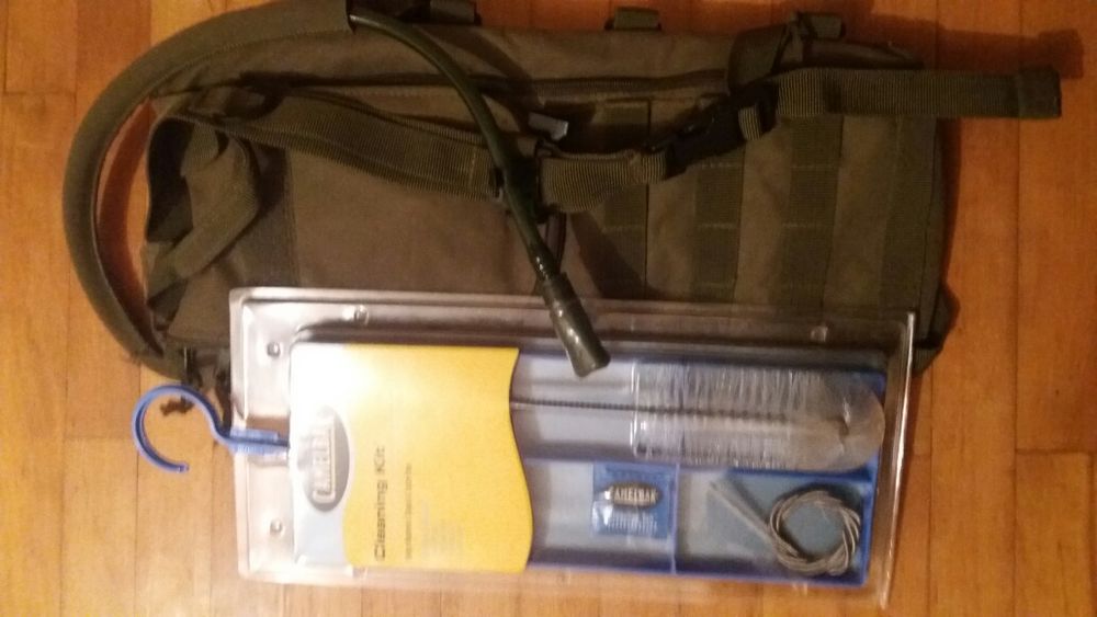 Vând camelbak + Cleaning kit
