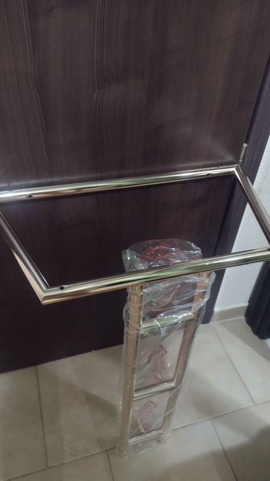 Нова Масичка метална, ,"злато ",със стъклен плот за стена ,един крак