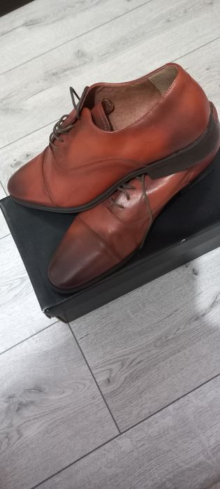 Pantofi de piele, noi, comozi și eleganți