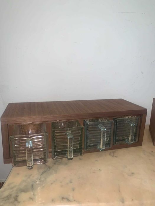 Raft de bucatarie cu pahare de sticla