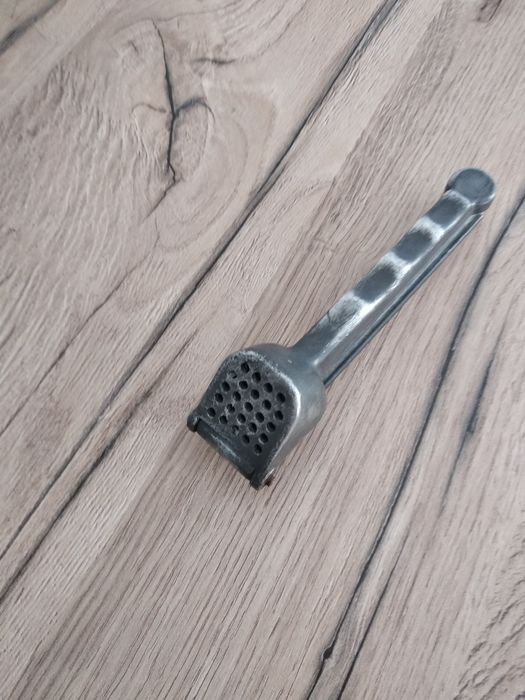 Продам чесноковыжималку