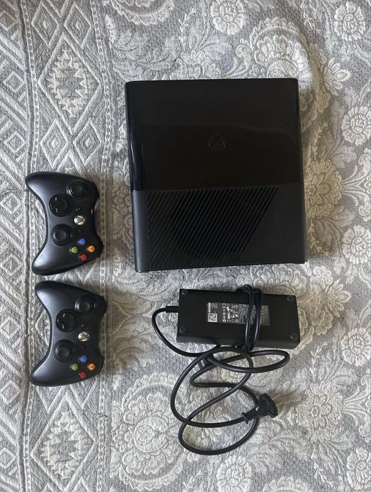 Продаю Xbox 360 E, 2 геймпада и блок питания