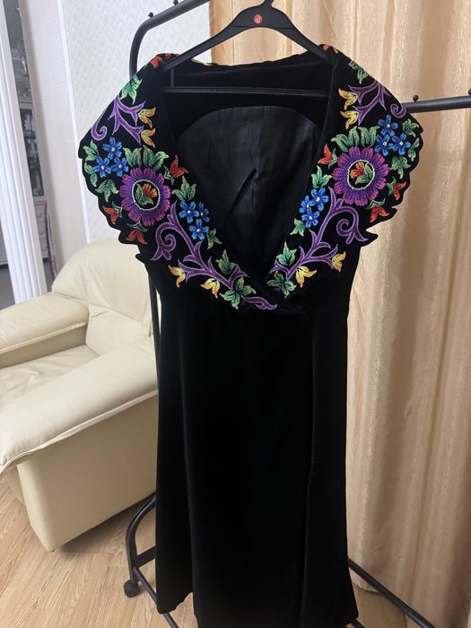 Жилет-чапан велюровый с ручной вышивкой на воротнике