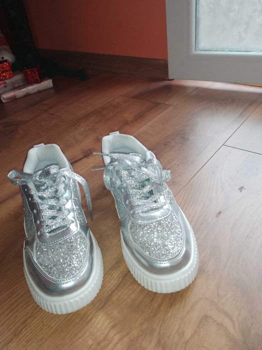 НОВИ ЛАЧЕНИ МАРАТОНКИ, блестящи с пайети. ШИК