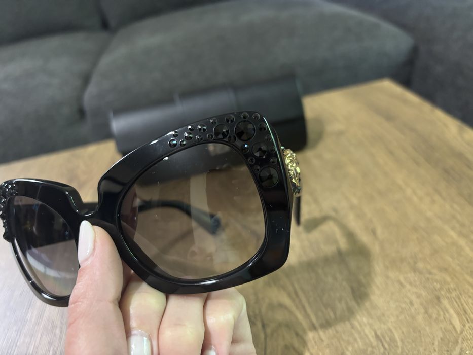 Продавав versace нови  с камъни и голямо лого