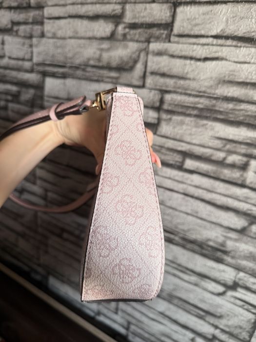 Розова чанта Guess
