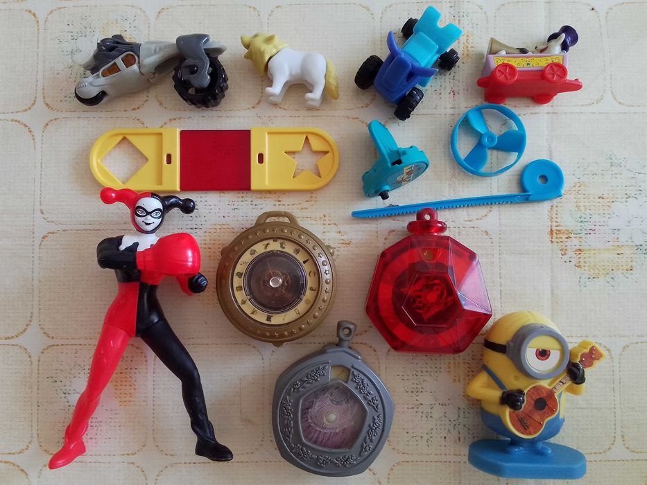 Игрушки киндер, машинки