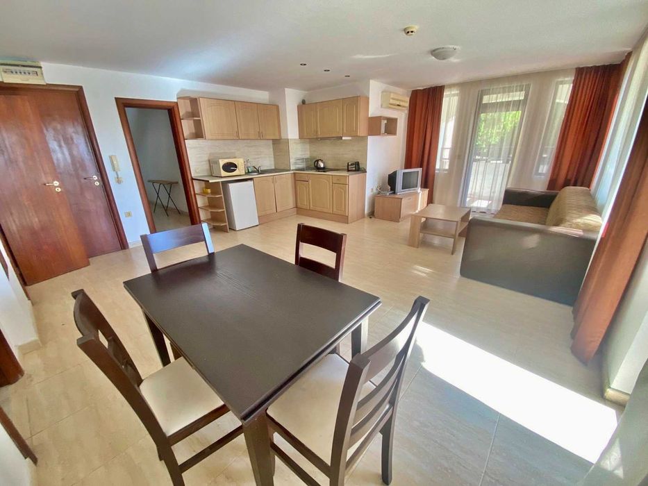 Просторен двустаен апартамент в комплекс „ Етъра 2 “, Първа линия, Морска гледка