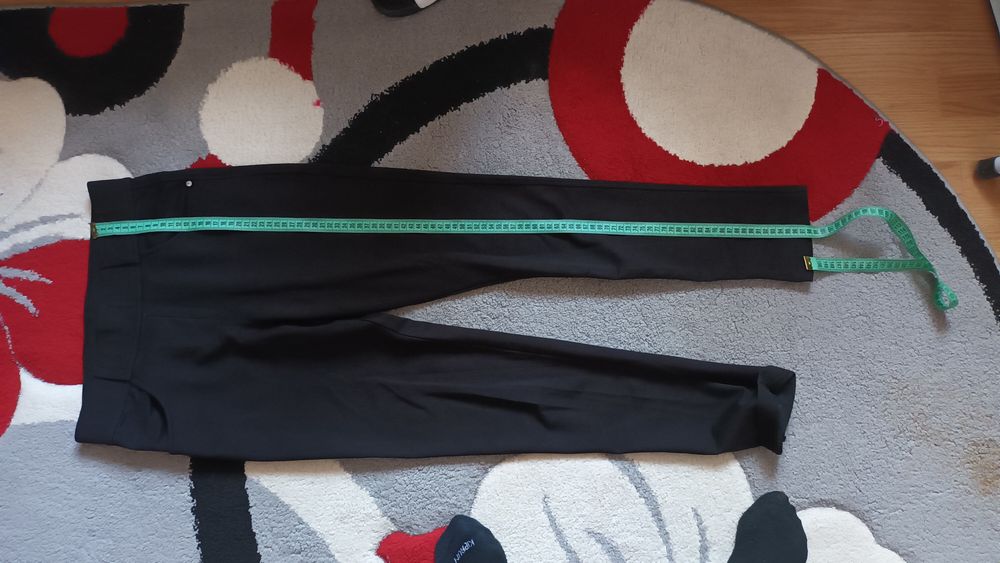 Vand pantaloni negri