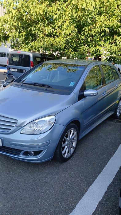 Mercedes-Benz B 180