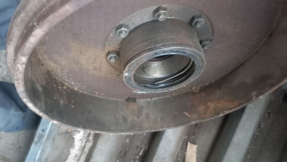 Продам передни ступицу зил