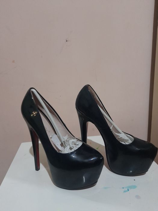 Женские туфли на шпильках