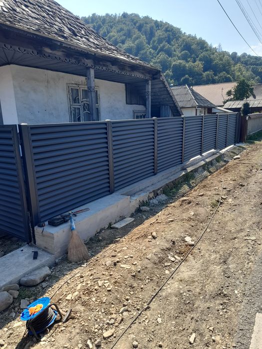 Construim garduri și porți stil jaluzea șipcă metalică tablă cutata