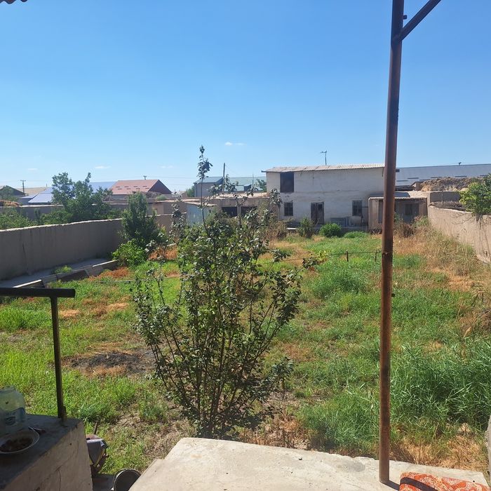 Шавот йулни 4.5кмида 1200 м/кв уйсатилади