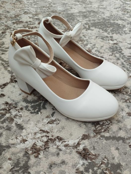 Белые туфли на каблуке
