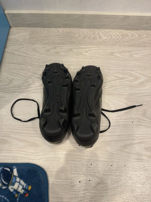 Продовам бутонки адидас f50