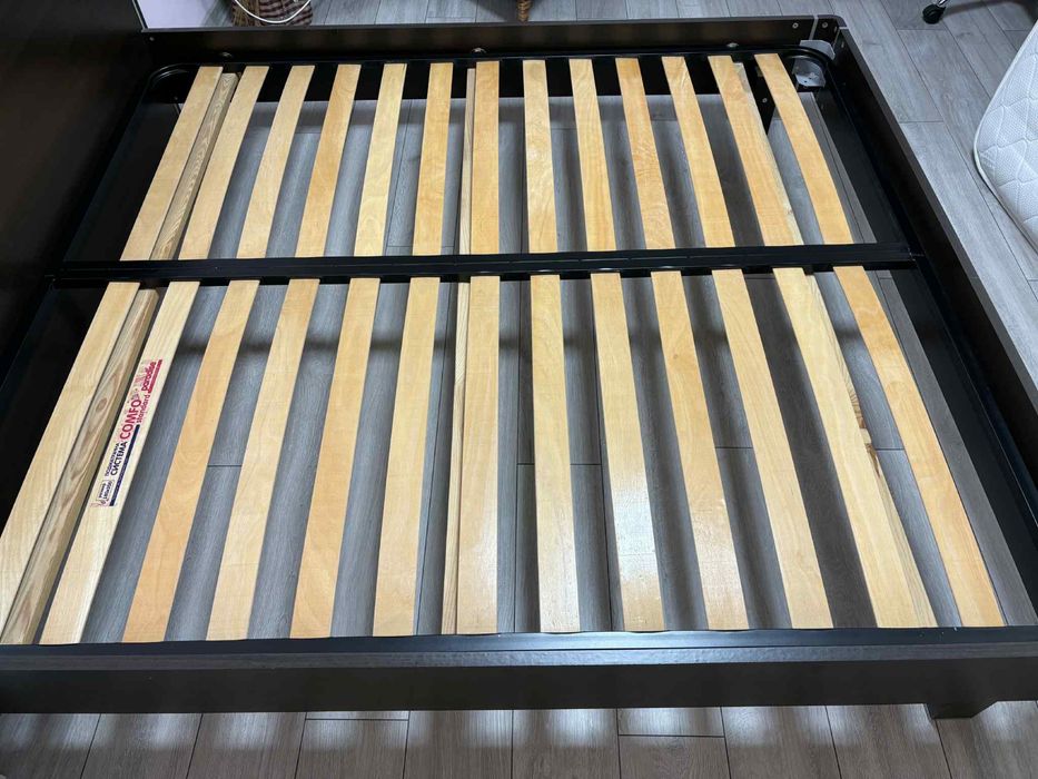 Спалня. Обзавеждане. Легло. Подматрачна рамка